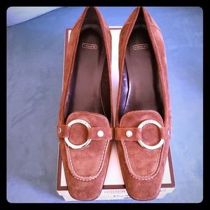 COACH kitten heel brn suede loafer